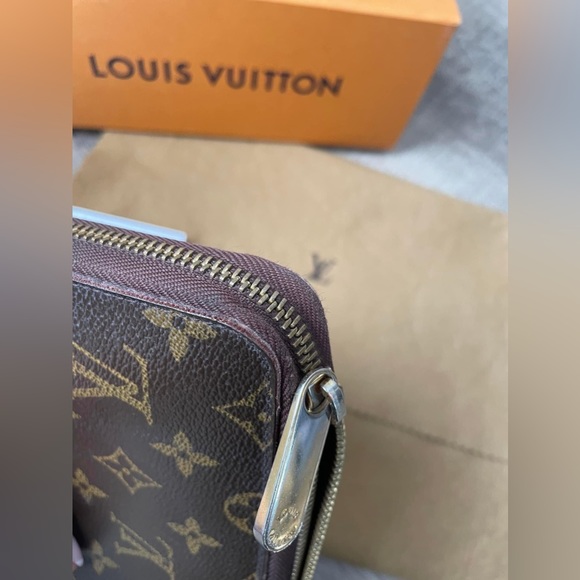 Louis Vuitton's iconic Zippy Organizer wallet in historic Monogram canvas - Picture 13 of 15